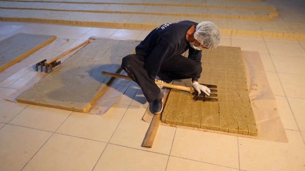 Aleppo Soap Bars, Hand-made, All-Natural, Vegan With Olive Oil And Laurel Extract (2) 6 Aleppo Soap Bars, Hand-made, All-Natural, Vegan With Olive Oil And Laurel Extract (2) - Image 4